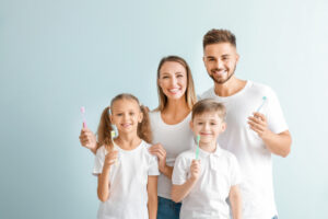 Portrait,Of,Family,With,Toothbrushes,On,Light,Background